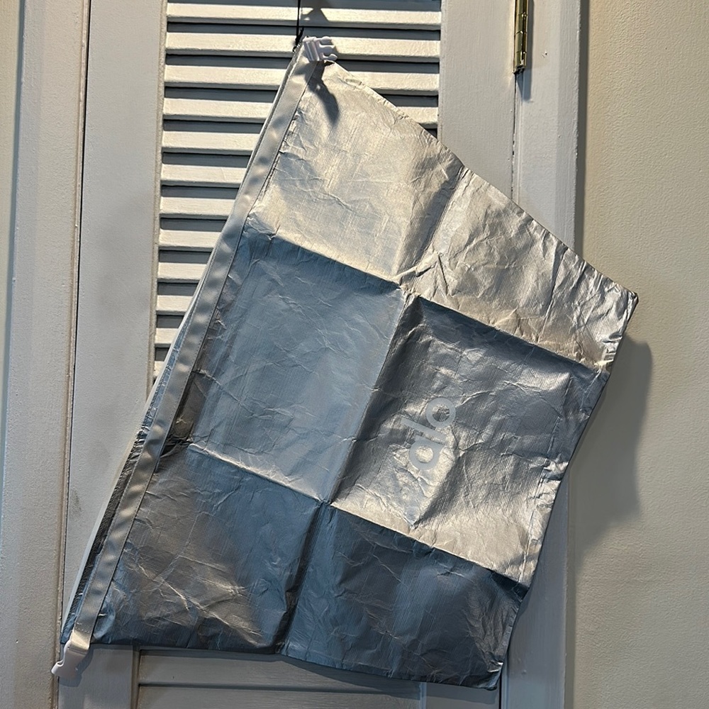 NWT Alo Yoga Keep It Dry Fitness Bag + socks
